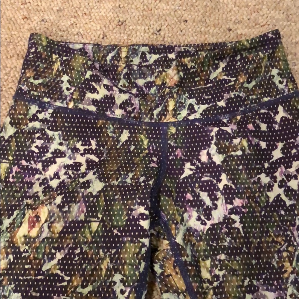 Size 4 lululemon pants in very good condition